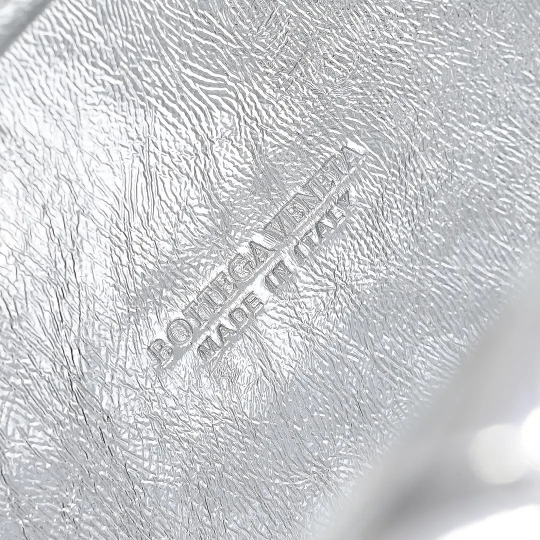Batch 2260 Bitters Venetia 2024 summer series brings Lauren 1980 handbags back to the public eye. The design of the bag is inspired by ancient Roman architecture. It uses the brand's iconic Intrecciato lambskin woven bag body with a hard frame. No logo can be seen on the whole bag. It is equipped with a leather woven metal chain. When using it as a clutch, just put the chain directly in the bag ~ showing an elegant and timeless style. Decades later, when Lauren Hutton once again walked on the Bottega Venetia spring and summer show with this bag, the charm of the year still remains intact despite the passage of time. Size: 31.5*16.5*11 Style No.: 5807